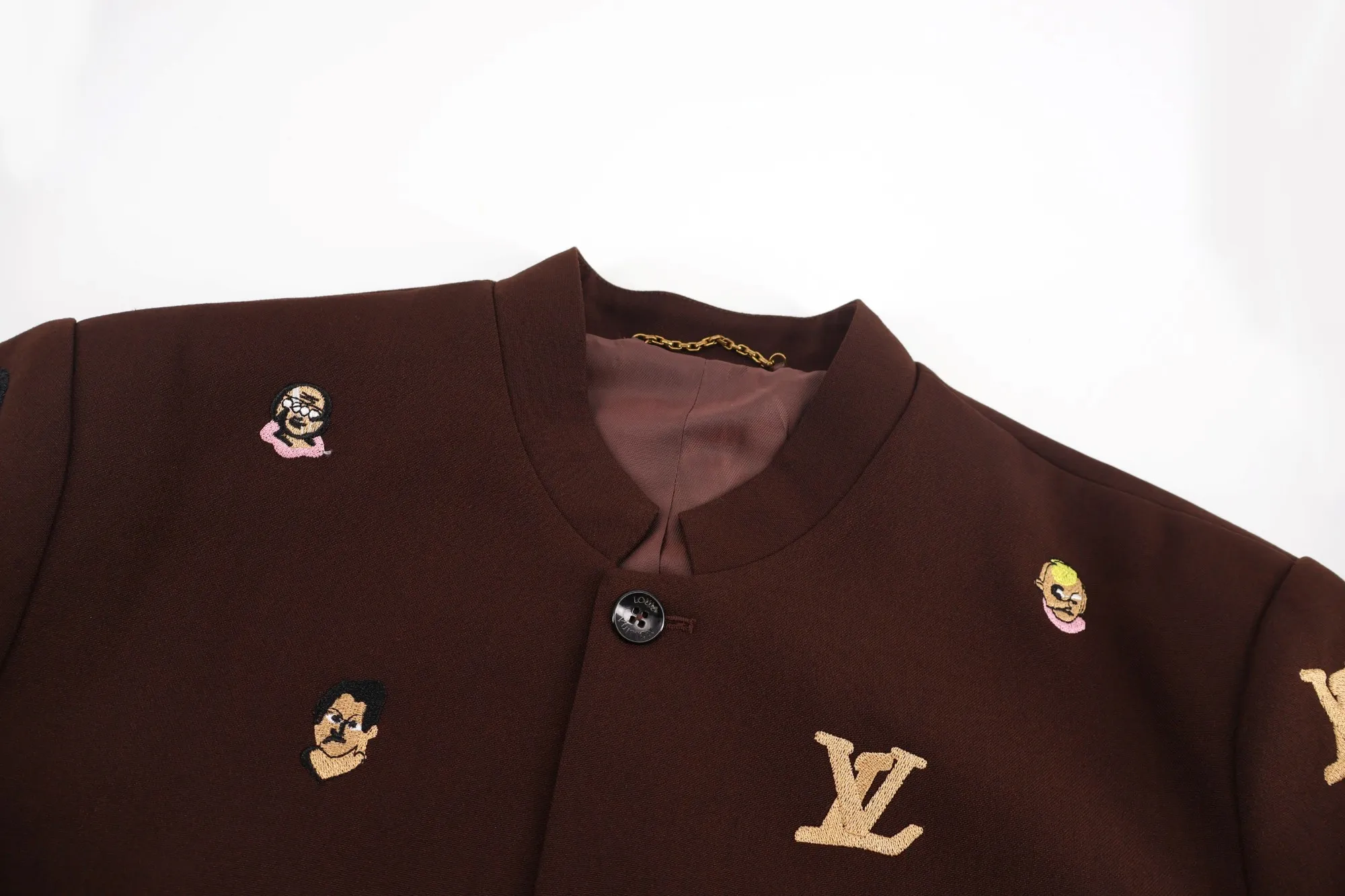 🅿️1120 1v 24SS small head pattern embroidered jacket. The first series of cooperation with artist Henry Talor. The embroidered figures on it really don’t need to be too delicate. They can be salty or sweet through different combinations. The fabric is made of the same ultra-high-count imported worsted wool blended nylon material as the original. There is no color difference between the color and texture of the original. The accessories and hardware are all custom-made from molds, which is extremely difficult and costly, just to ensure the absolute restoration from the inside to the outside. The special-shaped tailoring of the neckline is restored with ingenuity, and the shoulder pads have been adjusted many times to perfect the original straight shoulder shape. 2,500 specially-made small back collar logos are used for high-density embroidery on the same fabric base. The Feidong logo is clear and delicate, highlighting the identity. The overall wiring is straight and delicate, the fabric is comfortable and soft, and the color is consistent without color difference. Size:46-48-50-52